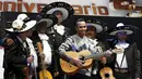 Lewis Hamilton bermain gitar bersama band mariachi di Coliseo Arena, Mexico City, (28/10/2015). (Reuters/Henry Romero)