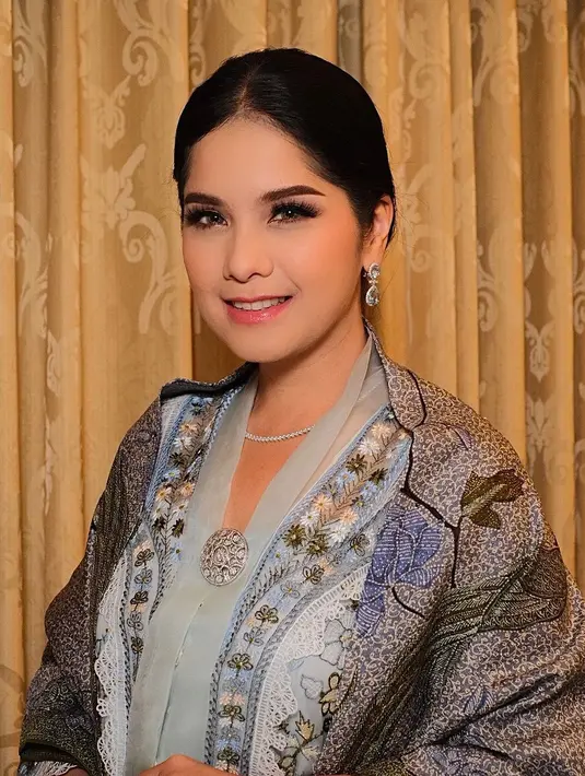 Pesona Annisa Pohan terlihat anggun dengan rose-soft gold makeup dan rambut yang disanggul rapi [@annisayudhoyono]