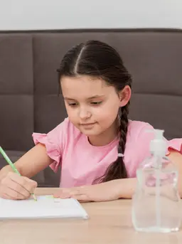 Sebagai orangtua, memuji anak sering kali terasa seperti hal paling sederhana yang bisa kita lakukan. Saat mereka berhasil menyelesaikan puzzle, merapikan mainan, atau mencoba hal baru, spontan kita berkata, “Pintar sekali!” atau “Hebat!”. Niatnya baik, ingin membuat anak merasa dihargai dan percaya diri. (foto/dok: freepik)