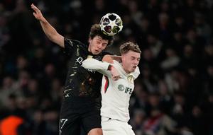 Duel Joao Neves dan Cole Palmer dalam laga PSG vs Chelsea di leg pertama 16 besar Liga Champions 2025/2026, Kamis (12/3/2026). (AP Photo/Michel Euler)