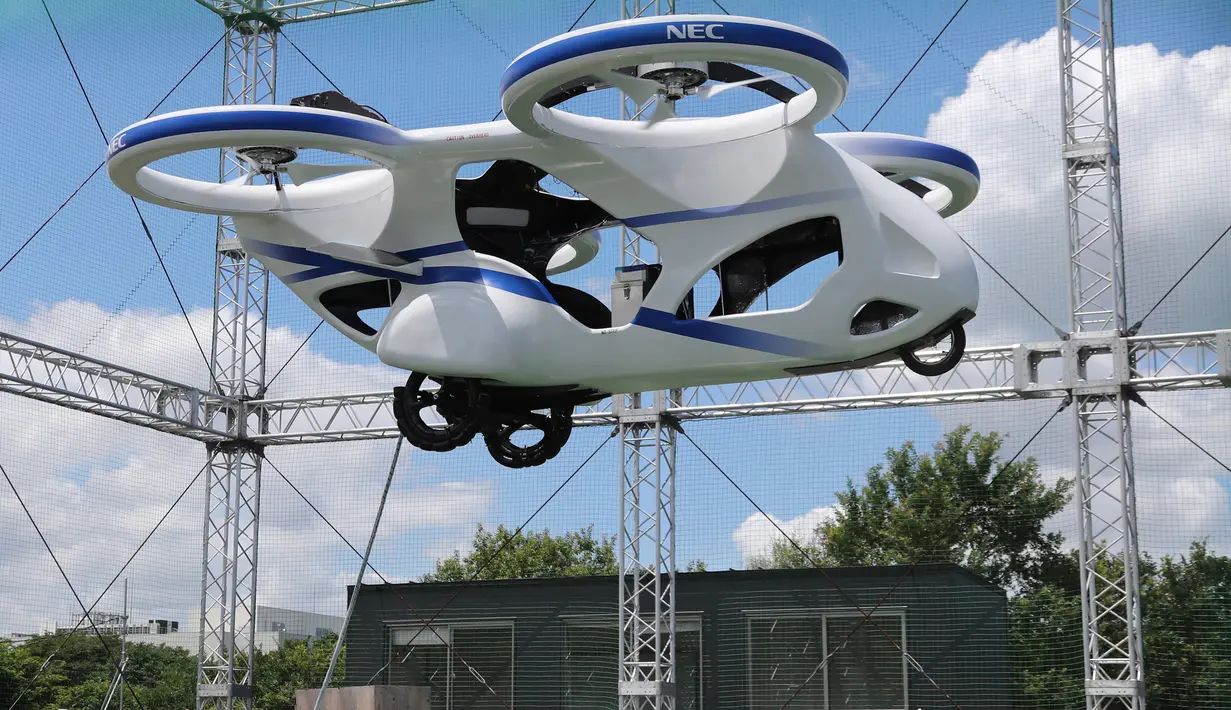 Mobil terbang NEC berhasil melayang saat penerbangan uji coba di fasilitas produsen elektronik Jepang, NEC Corp di Abiko, pinggiran Tokyo, Senin (5/8/2019). Mobil terbang yang serupa drone raksasa dan memiliki empat baling-baling ini melayang dengan mantap sekitar satu menit. (AP/Koji Sasahara)