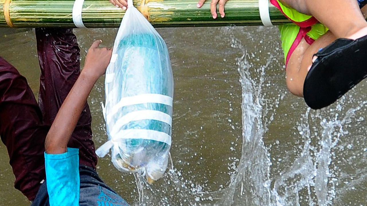 Lomba gebuk bantal ini juga mencerminkan perjuangan bangsa Indonesia dalam mempertahankan kemerdekaan Tanah Airnya.