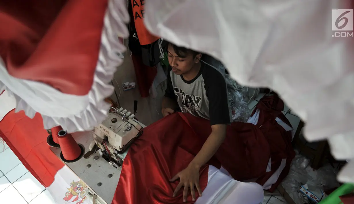 Pekerja menyelesaikan pembuatan bendera Merah Putih di Pasar Senen, Jakarta, Selasa (6/8/2019). Jelang perayaan Hari Kemerdekaan ke-74 RI, permintaan bendera Merah Putih di Pasar Senen meningkat dua kali lipat dari bulan biasa. (merdeka.com/Iqbal S. Nugroho)