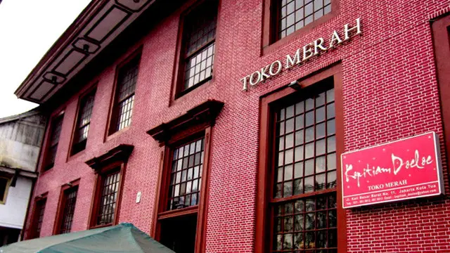 Toko Merah:  Bangunan Ikonik Berwarna Merah