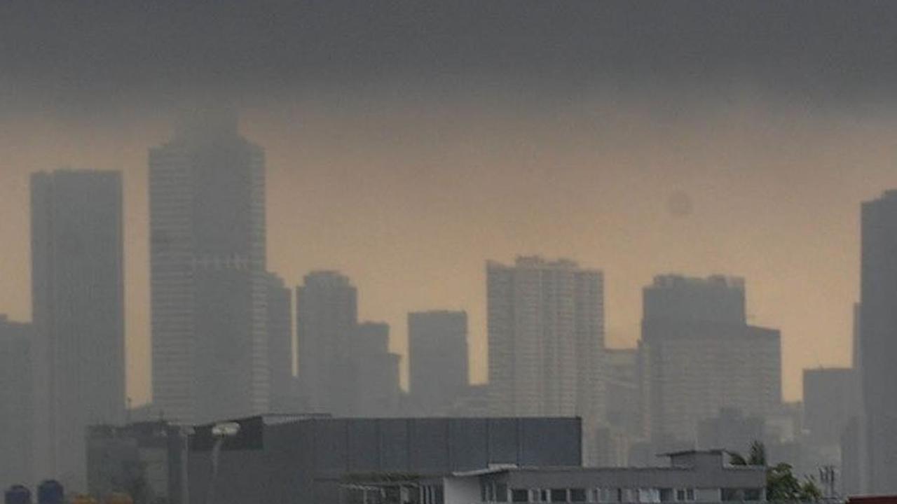 BMKG mengungkap beberapa fenomena atmosfer jadi pemicu cuaca ekstrem ini, di antaranya sebagai berikut:<br>(Foto merdeka.com / Imam Buhori)<br>