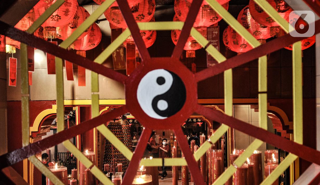 Suasana saat warga keturunan Tionghoa sembahyang malam Tahun Baru Imlek 2572 di klenteng kawasan Petak Sembilan, Glodok, Jakarta, Kamis (11/2/2021). Pihak klenteng membatasi jumlah umat yang ingin sembahyang maksimal 50 persen. (merdeka.com/Iqbal S. Nugroho)