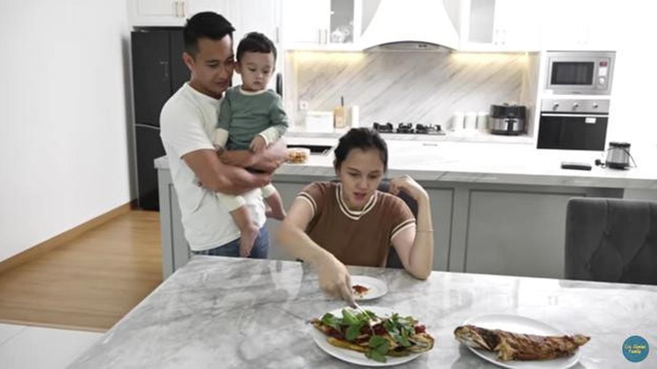 9 Potret Dapur Rumah Eza Gionino yang Mewah, Padukan Unsur Klasik dan Modern