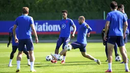 Pemain Inggris, Jude Bellingham dan Luke Shaw ambil bagian dalam sesi latihan di Hotspur Way Training Ground, London, Selasa (7/9/2021). Inggris akan bertandang ke markas Polandia dalam matchday ke-6 kualifikasi Piala Dunia 2022 zona Eropa Grup I pada 9 September mendatang. (Nick Potts/PA via AP)