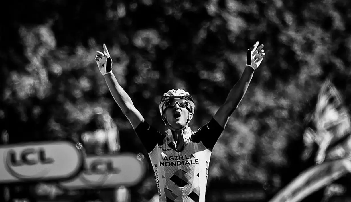 Ekspresi pebalap Prancis,, Alexis Vuillermoz, setelah memenangi Etape 8 Tour de France antara Rennes dan Mur-de-Bretagne, Prancis. (11/7/2015). (AFP Photo/Eric Feferberg)