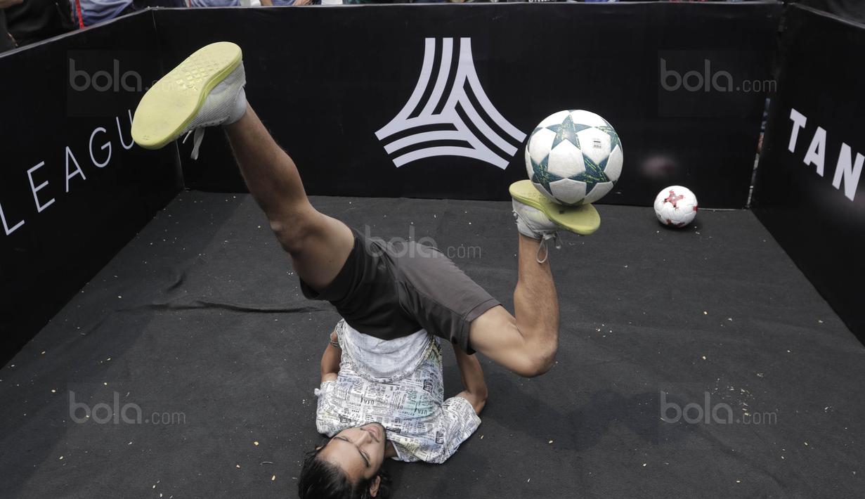 Seorang peserta melakukan aksi freestyle saat acara Adidas Tango League di Senayan City, Jakarta, Minggu (13/8/2017). Acara ini merupakan bagian dari peluncuran sepatu anyar Adidas. (Bola.com/M Iqbal Ichsan)
