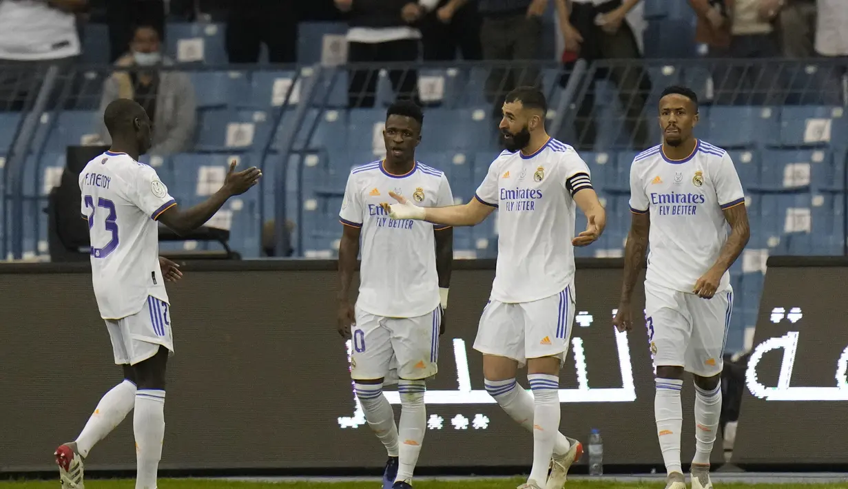 Penyerang Real Madrid, Karim Benzema (kedua kanan) berselebrasi usai mencetak gol ke gawang Barcelona pada semifinal Piala Super Spanyol di Stadion King Fahd, Riyadh, Arab Saudi, Kamis (13/1/2022). Real Madrid akan bertemu pemenang Atletico Madrid vs Athletic Bilbao di Final. (AP Photo/Hassan Ammar)