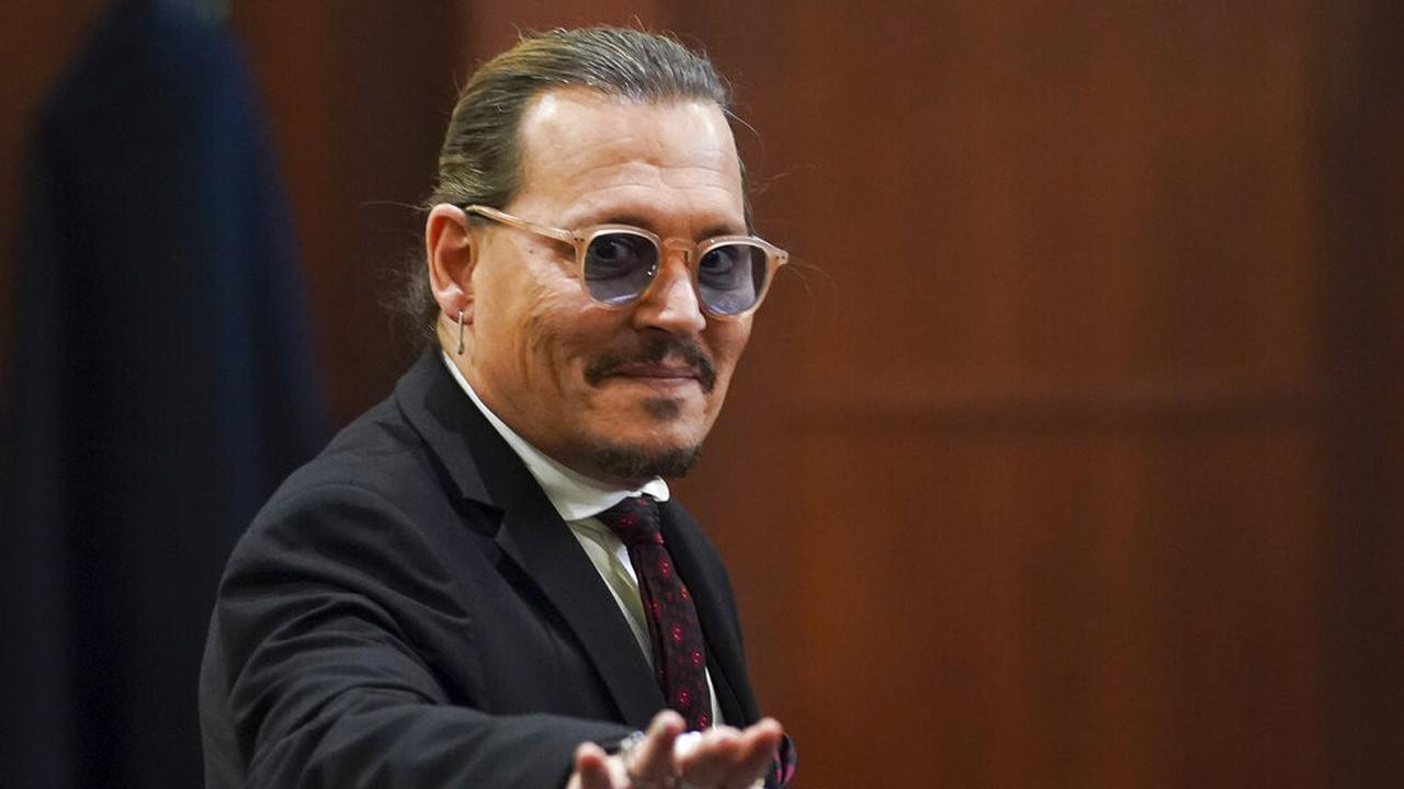 Johnny Depp dalam persidangan melawan Amber Heard di Virginia, Rabu, 18 Mei 2022. (Kevin Lamarque/Pool Photo via AP)