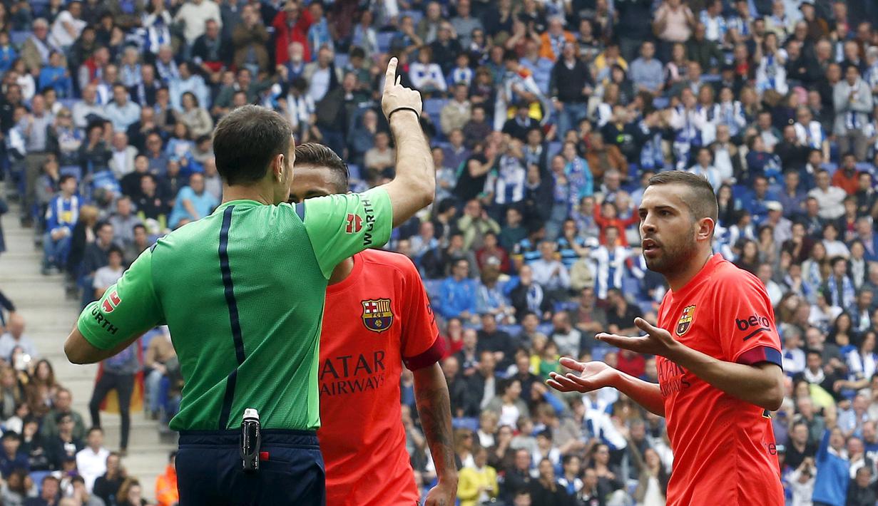Jordi Alba mendapatkan kartu merah pada menit ke-54 (REUTERS/Gustau Nacarino).