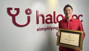 Jonathan Sudharta, CEO dan Co-Founder Halodoc Membawa Penghargaan PPKM Award. Credit: Halodoc