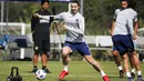 Mantan Striker Manchester United, Zlatan Ibrahimovic, melakukan latihan saat perkenalan oleh LA Galaxy di StubHub Center, AS, Sabtu (30/3/3028). LA Galaxy menjadi klub kesembilan sepanjang karier pria Swedia ini. (AP/Ringo H.W. Chiu)