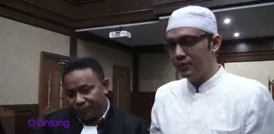 Hakim menolak eksepsi dan melanjutkan perkara Sandy Tumiwa ke tahap berikutnya. Dengan ekspresi sedih, Sandy Tumiwa pun mengucapkan selamat ulang tahun untuk anaknya Andisa Latafka Avram Tumiwa.