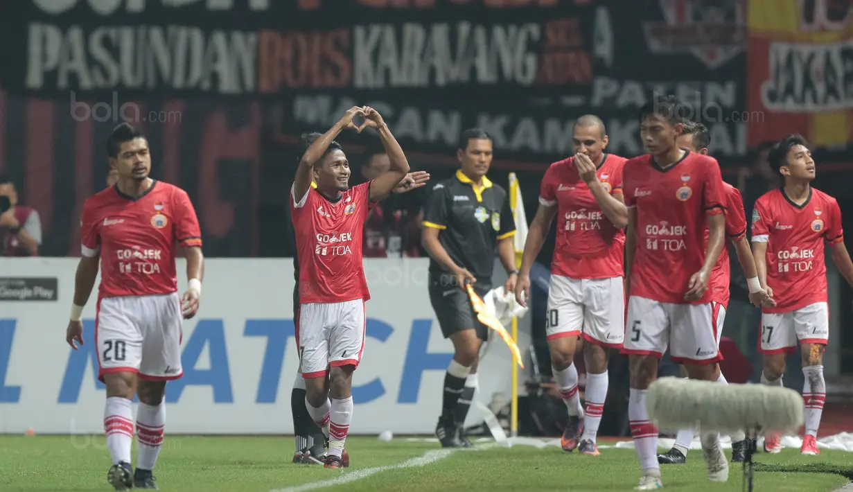 Pemain Persija Jakarta, Ramdani Lestaluhu (2kiri) merayakan gol bersama rekan setimnya ke gawang Bhayangkara FC pada lanjutan Liga 1 2017 di Stadion Patriot Bekasi, Sabtu (12/11/2017). Bhayangkara kalah dari Persija 1-2. (Bola.com/Nicklas Hanoatubun)