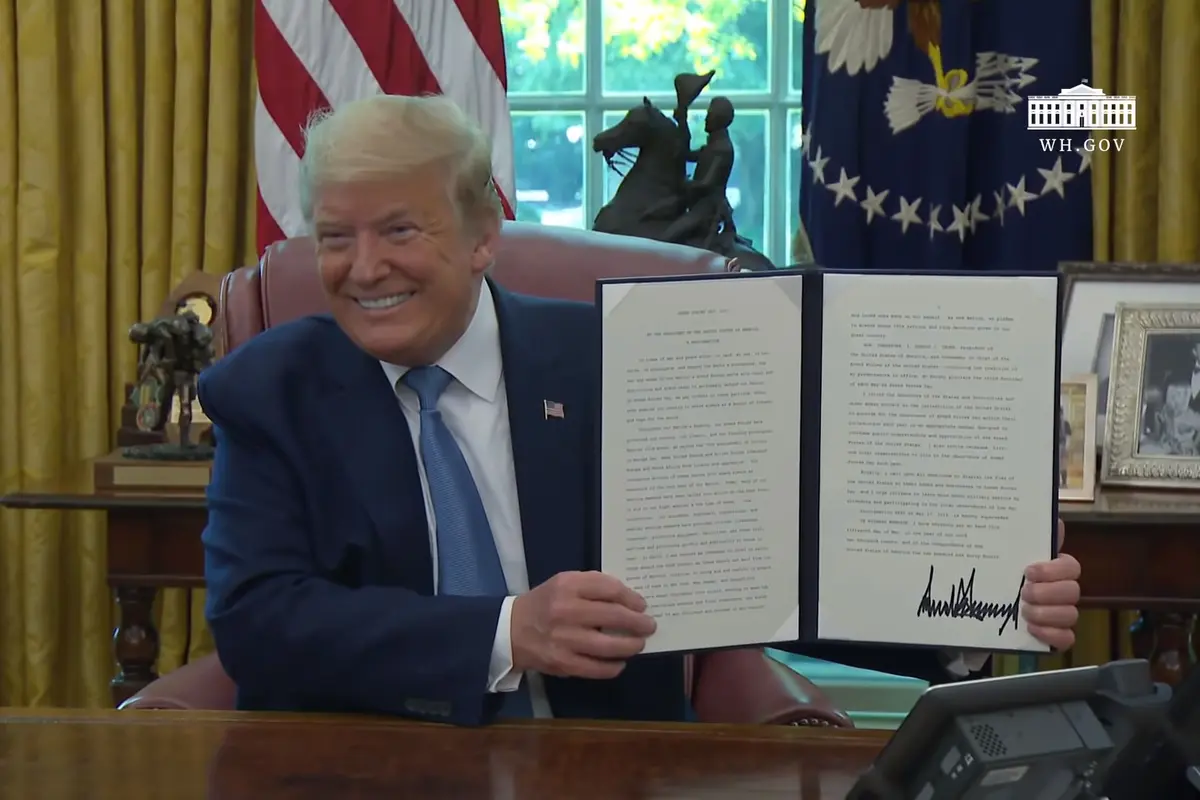 Presiden AS Donald Trump saat mengumumkan Bendera Space Force.