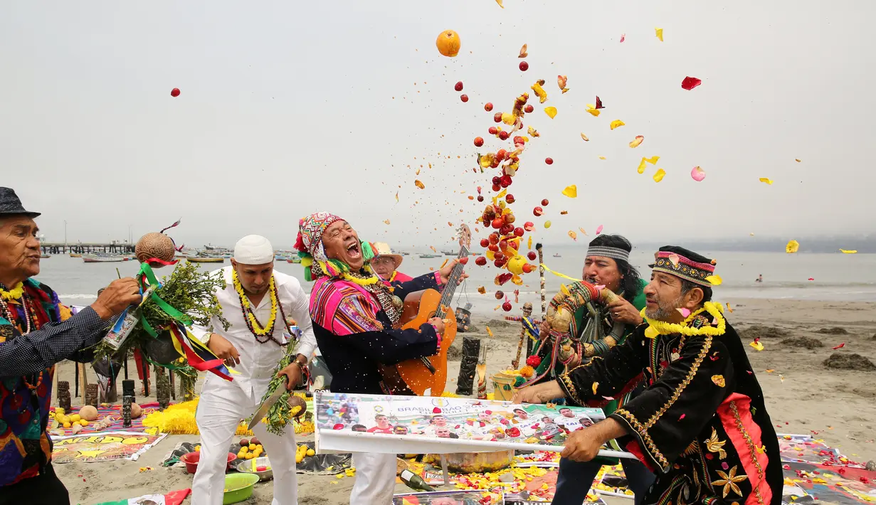 Sejumlah dukun asal Peru melakukan ritual prediksi ramalan jelang pergantian tahun di Pantai Agua Dulce di Lima, Peru, (29/12). Para dukun tersebut meramalkan tahun 2017. (Reuters/Mariana Bazo)