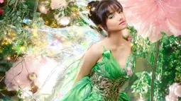 Fuji terlihat bak di dunia lain saat mengenakan gaun peri Tinkerbell yang menawan ini. Sosok artis Lucinta luna bahkan meramaikan komentar unggahan wanita yang kerap disapa uti ini. Netizen bahkan ikut mengaitkan UBEL menjadi inisial Uti Buat El.(Liputan6.com/IG/fuji_an).