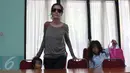 Sheila Marcia bersama putri pertama dan ketiganya mendatangi Komnas  Anak, Jakarta, Selasa (5/4). Kedatangan Sheila untuk meminta perlindungan agar ketiga anaknya tak menjadi korban dari kericuhan rumah tangga. (Liputan6.com/Herman Zakharia)