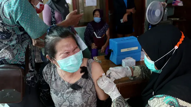 Vaksinasi booster untuk lansia di Surabaya. (Dian Kurniawan/Liputan6.com)