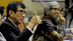 Menteri Hukum dan HAM Yasonna  Laoly saat mengikuti rapat kerja bersama Komisi I DPR di Kompleks Parlemen Senayan, Jakarta, Senin (2/2/2015). (Liputan6.com/Andrian M Tunay) 