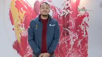 Atlet Tim Indonesia, Arki Wisnu berfoto usai menerima asuransi kesehatan dari AXA Mandiri secara simbolis  di AXA Tower, Jakarta, Senin (23/4/2018). AXA Mandiri menjadi salah satu official partner Asian Games 2018. (Bola.com/Nick Hanoatubun)