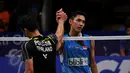 Pebulutangkis Indonesia, Jonatan Christie bersalaman dengan Boonsak Ponsana usai bertanding di BCA Indonesia Open Superseries Premier 2015 di Gelora Bung Karno, Jakarta, Selasa (2/6/2015). Jonatan menang 22-20, 21-17. (Liputan6.com/Andrian M Tunay)