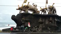 Lugiman, suporter Persija Jakarta berkeliling Indonesia dengan mengayuh sepeda (Dewi Divianti/Liputan6.com)