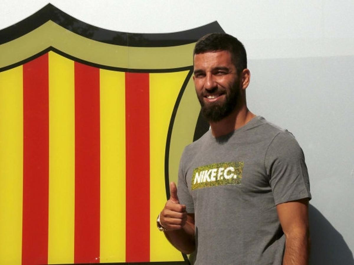 Wajah semringah Arda Turan tiba di markas Barcelona