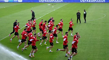 Para pemain Georgia menghadiri sesi latihan resmi Euro 2024, di Stadion Velbert, Velbert, Jerman pada 17 Juni 2024. (INA FASSBENDER/AFP)