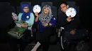 Beberapa Cinemaholic bergaya bersama jelang menyaksikan film Doraemon di Blitz Megaplex, Jakarta (13/12/2014). (Liputan6.com/Helmi Fithriansyah)
