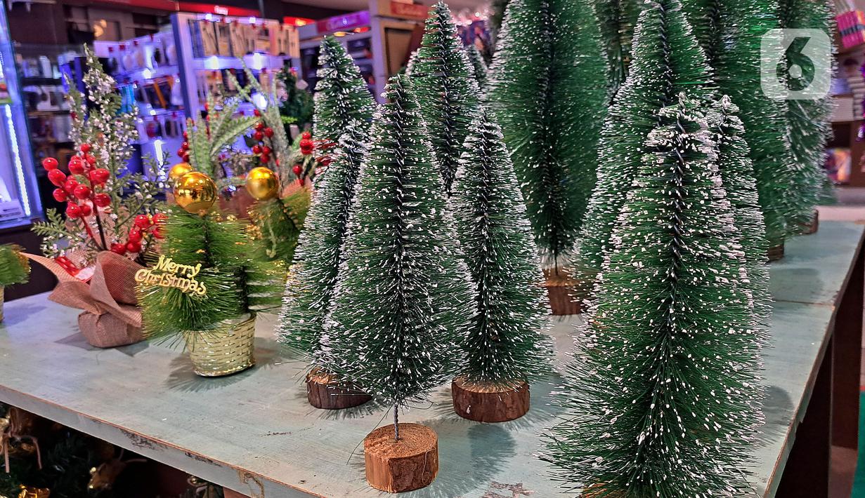 Pernak-pernik Natal dijual di salah satu toko di Pasar Baru, Jakarta, Selasa (13/12/2022). Dua pekan jelang perayaan Natal, penjualan pernak-pernik mulai terlihat di sejumlah toko di Jakarta, diskon bahkan diberikan untuk menarik perhatian pembeli seperti yang dilakukan toko di kawasan Pasar Baru ini. (Liputan6.com/Johan Tallo)