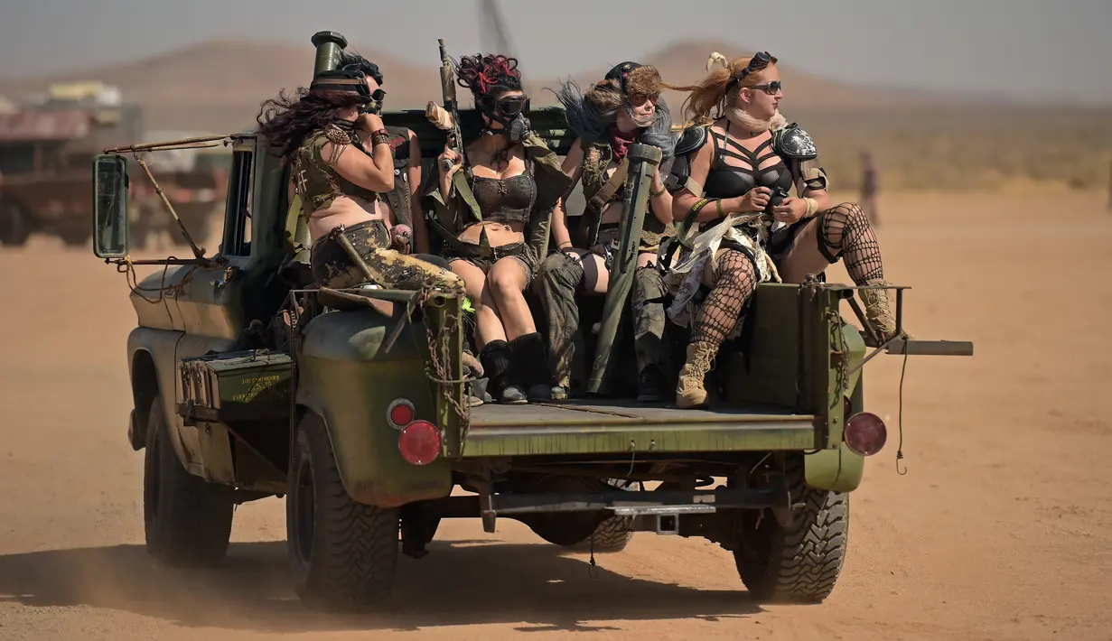 Sejumlah peserta wanita manaiki truk saat mengikuti Wasteland Weekend di Gurun Mojave, North Edwards, California, AS, Sabtu (28/9/2019). Festival yang berlangsung selama lima hari ini menghadirkan kontes kostum, festival film, live band, hingga permainan berburu hadiah. (Agustin Paullier/AFP)