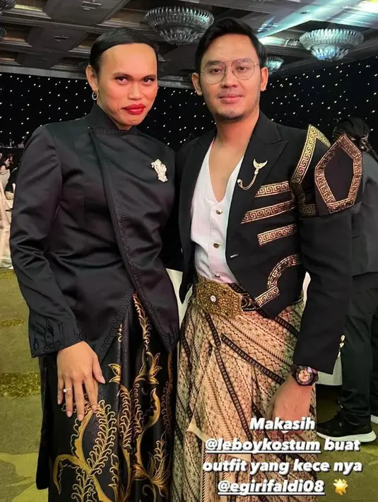 Celebrity Fashion Stylist Wanda Hara nggak kalah kece tampil ala ‘Jeng Yah’. Ia mengenakan kebaya janggan hitam dipadukan kain batik.[@elangmfirdaus]