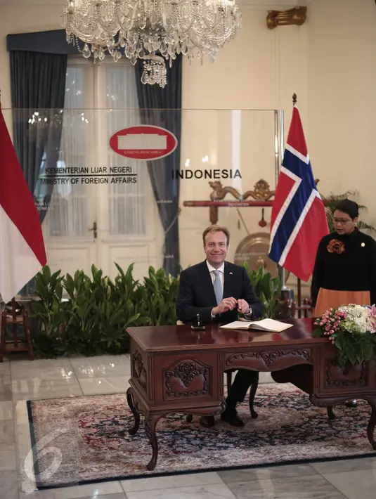 Menteri Luar Negeri RI Retno Marsudi mendampingi Menlu Norwegia Borge Brende saat mengisi buku tamu di Gedung Kemlu Jakarta, Senin (30/5). Pertemuan keduanya dalam rangka membuka Dialog HAM antara RI dan Norwegia. (Liputan6.com/Faizal Fanani)