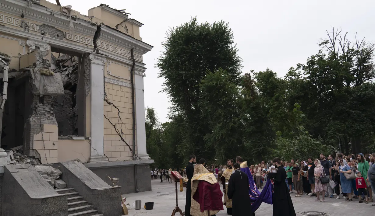 Tetapi tidak ada yang menghantam sedalam yang menghancurkan katedral, yang berdiri di tengah romantisme kota, masa lalu yang terkenal, dan mengakar dalam budaya Ukraina dan Rusia.  (AP Photo/Jae C. Hong)