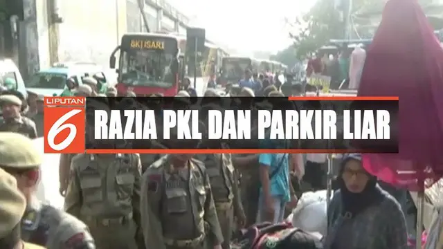 Razia PKL dan parkir liar di Tanah Abang, Jakarta Pusat, berlangsung ricuh hingga rebutan barang dagangan.