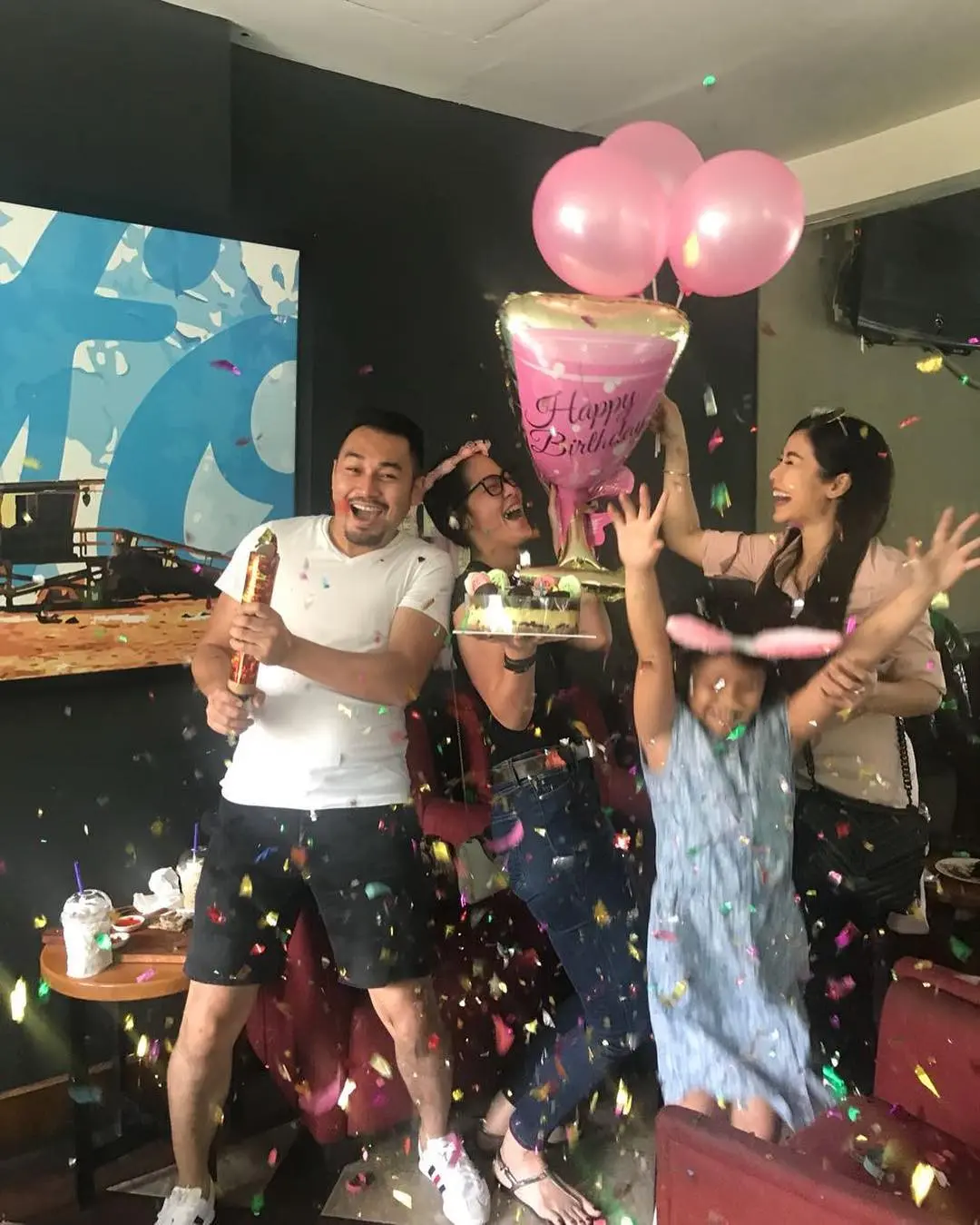Gracia Indri dapat kejutan ulang tahun dari sahabat-sahabatnya [foto: instagram.com/graciaz14]