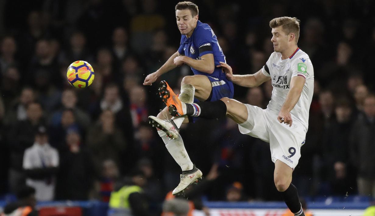 Aksi pemain Chelsea, Cesar Azpilicueta (kiri)  berebut bola dengan pemain Crystal Palace,  Alexander Sorloth pada lanjutan Premier League di Stamford Bridge stadium, London, (10/3/2018). Chelsea menang 2-1.(AP/Matt Dunham)