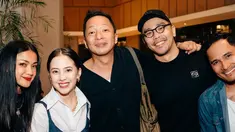Adhisty Zara, Ringgo Agus Rahman, dan Nirina Zubir hadiri gala premiere film 13 Bom di Jakarta. Melihat kebersamaan ketiganya, netizen akui rindu dengan film Keluarga Cemara. Meski film tersebut sudah lama tayang namun para pemainnya tetap menjaga hubungan baik. Dalam keterangan unggahannya, Zara akui merinding, geregetan dan bangga dengan film 13 Bom di Jakarta. (Liputan6.com/IG/@zaraadhsty)