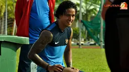 Irfan Bachdim bersantai usai latihan di Lapangan Inspen, Putrajaya, Malaysia. jumat 30 November 2012.
