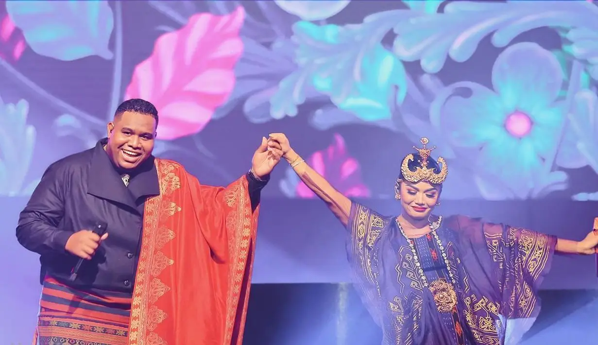 Berganti look, Krisdayanti pun kenakan outfit bergaya serupa namun dalma warna biru [@krisdayantilemos]