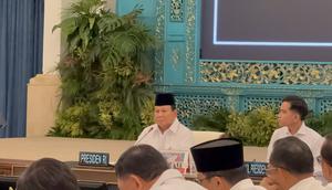 Presiden Prabowo Subianto meminta para pejabat dan tokoh tidak datang ke lokasi bencana jika hanya untuk sekedar foto-foto dan dilihat kehadirannya. Kepala Negara menilai, saat ini ada kecenderungan budaya wisata bencana yang dilakukan sejumlah pihak.