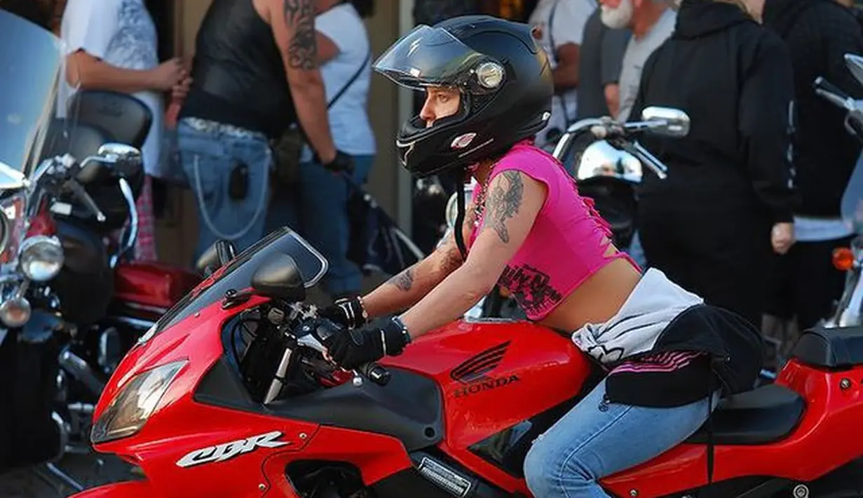 Pose Seksi Para Lady Biker Bikin Geregetan - Photo Otosia.com