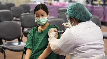 FOTO: Tenaga Kesehatan Thailand Jalani Vaksinasi COVID-19