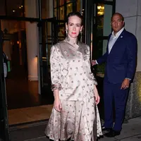 Bintang serial Ratched tersebut terlihat mengenakan busana dari koleksi Tory Burch Spring/Summer 2026, tampil menawan dalam setelan jaket dan rok fil coupé duchesse satin yang dihiasi motif bunga-bunga mewah. [Dok/Time International].