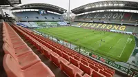 Tampak bangku kosong saat pertandingan Jeonbuk Hyundai Motors melawan Suwon Samsung Blue Wings pada laga K-League di Stadion Jeonju, Korea Selatan, Jumat (8/5/2020). Kembali bergulir di tengah wabah corona, K-League tanpa penonton. (AFP/Jung Yeon-Je)