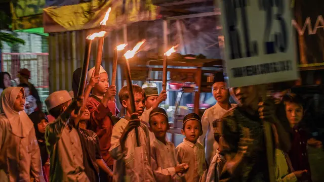 Pawai Obor Meriahkan Malam Tahun Baru Islam di Surabaya